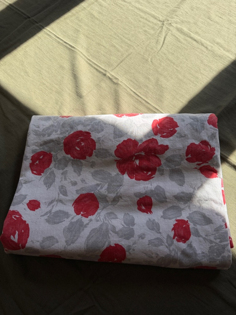KATE SPADE GARDEN ROSE TABLECLOTH - Picture 9 of 9
